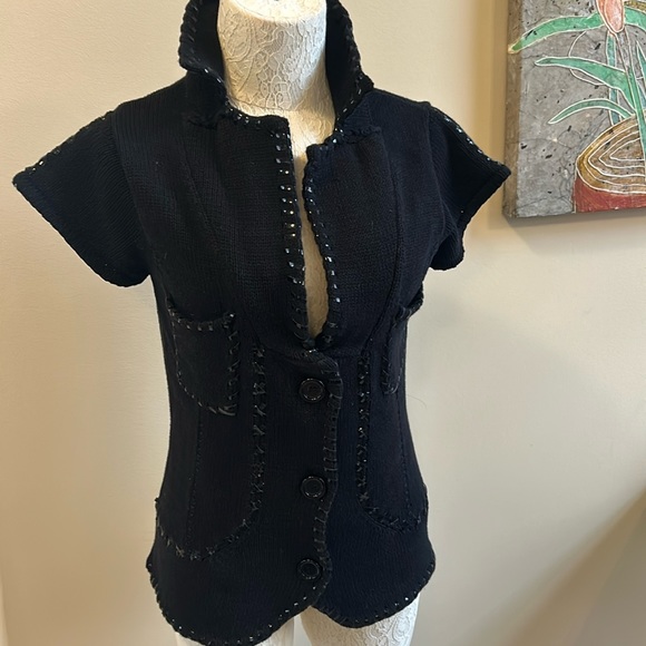Black sweater vest with trim - Picture 2 of 9